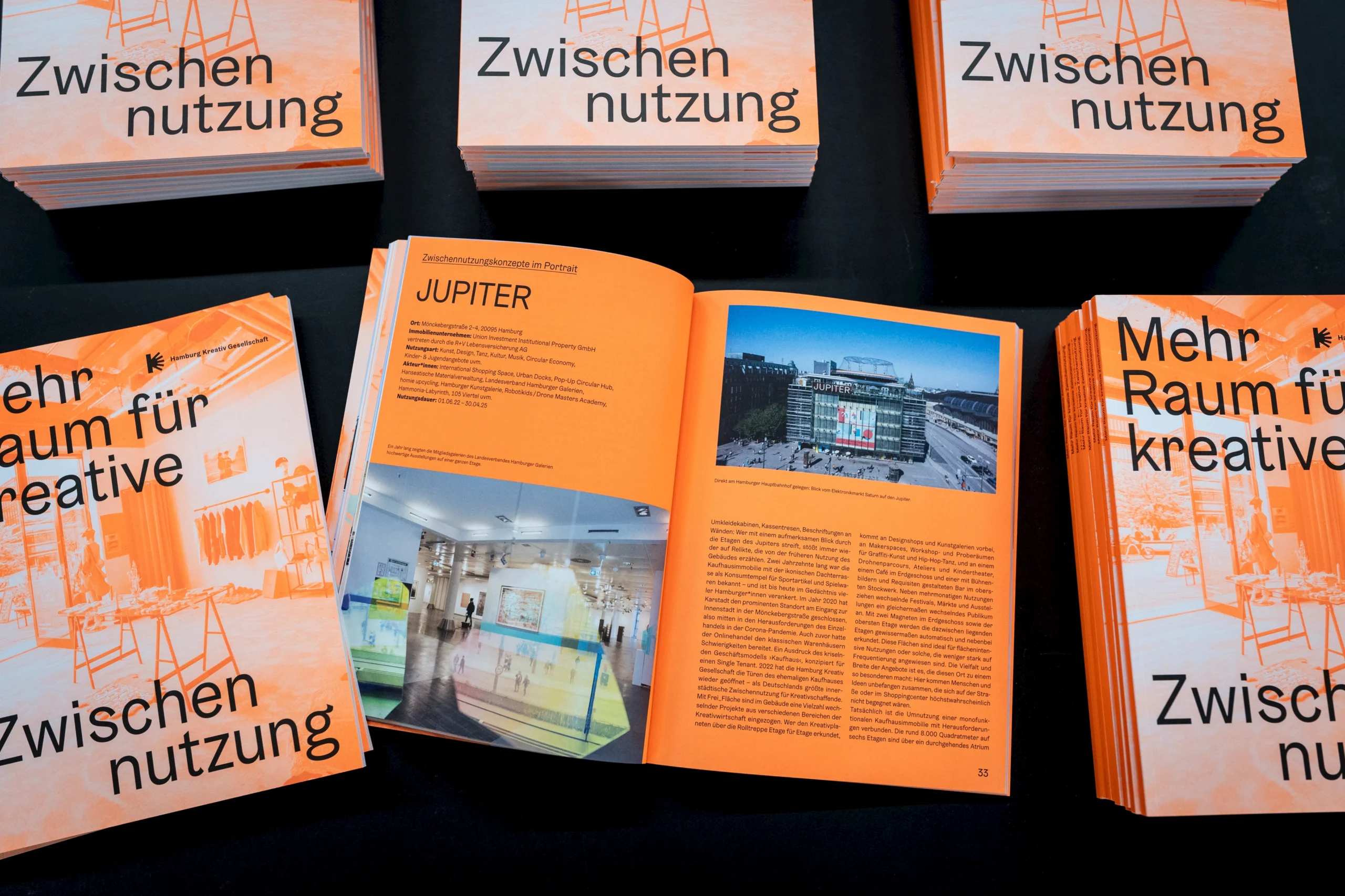 Zwischennutzung_ Hamburg Kreativgesellschaft Zwischennutzung_ man sieht eine aufgeschlagene Publikation umrahmt von weiteren Exemplaren des Booklets