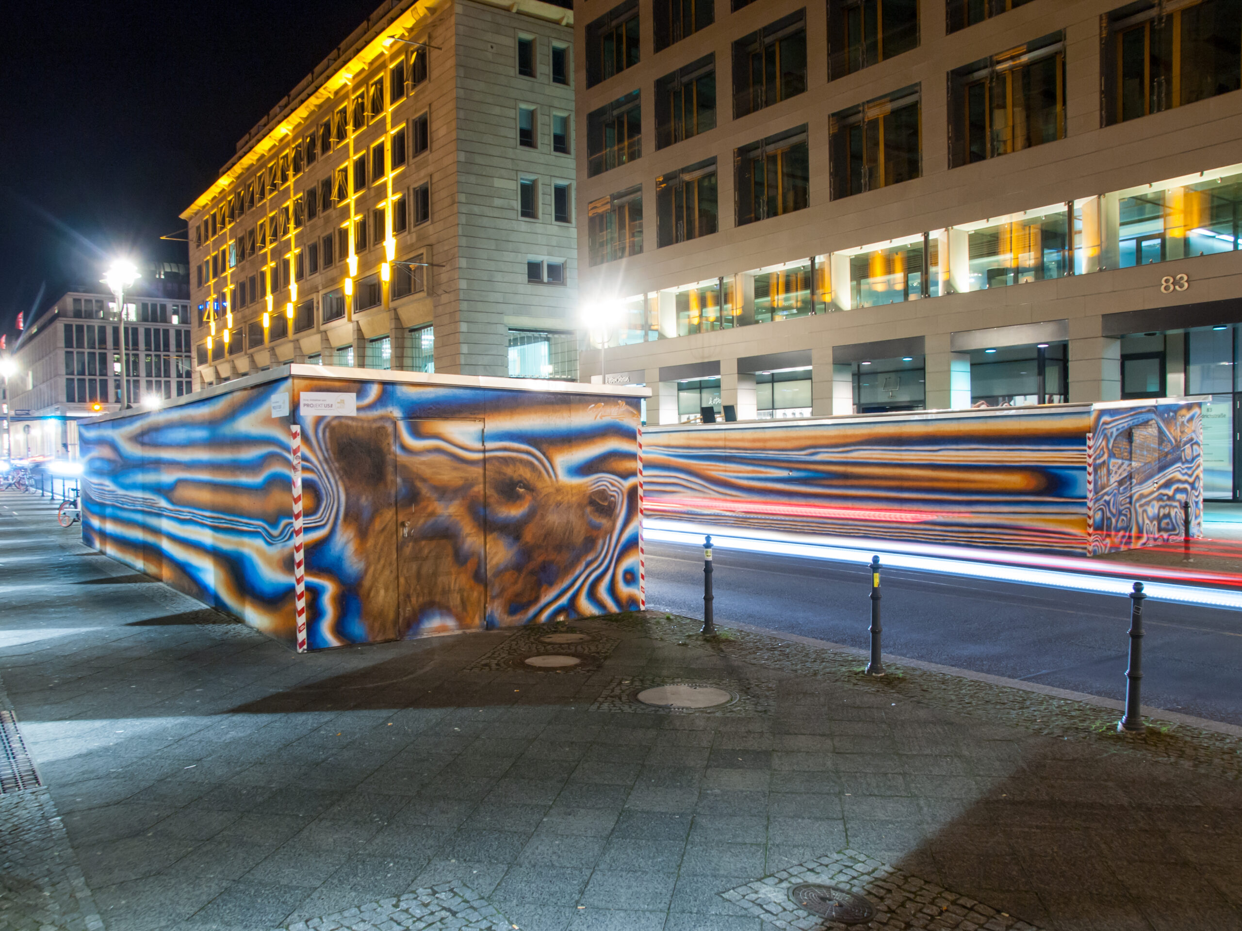 Placemaking_ Kuenstler SNYDER Placemaking_ man sieht künstlerisch gestaltete Einkofferungen von U-Bahn-Aufgängen in der Friedrichstraße, Berlin