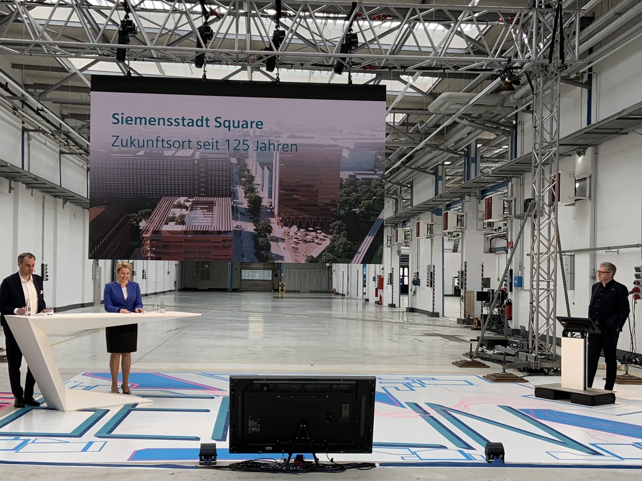 Partizipation_ Gespräch mit Bürgermeisterin Franziska Giffey Partizipation_Bürgermeisterin Franziska Giffey im Gespräch mit Marketinleiterin Sarah Tietze Kamya von Siemensstadt Sqaure